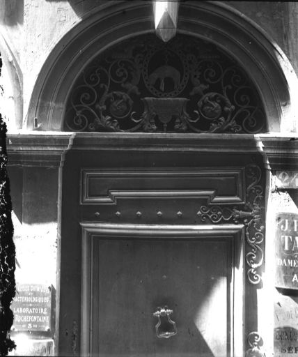 24, rue Lanterne. Dessus de porte, photogr., ca 1900.