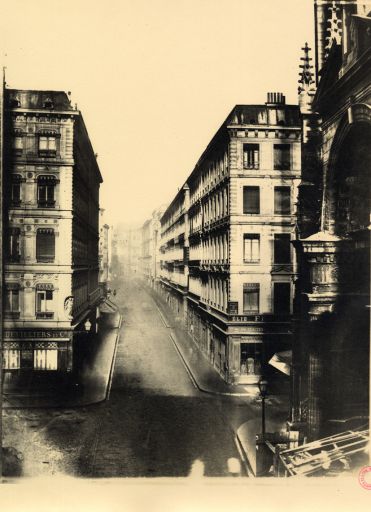 La rue Paul-Chenavard vue depuis la place Saint-Nizier, par Louis Froissart, 1856.