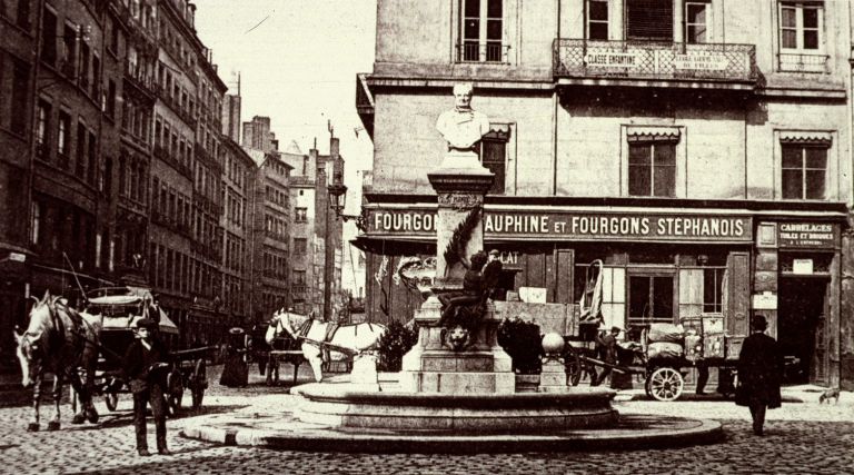 La Rue Pleynet [place Meissonier, monument vu de face], par Jules Sylvestre, ca 1910.