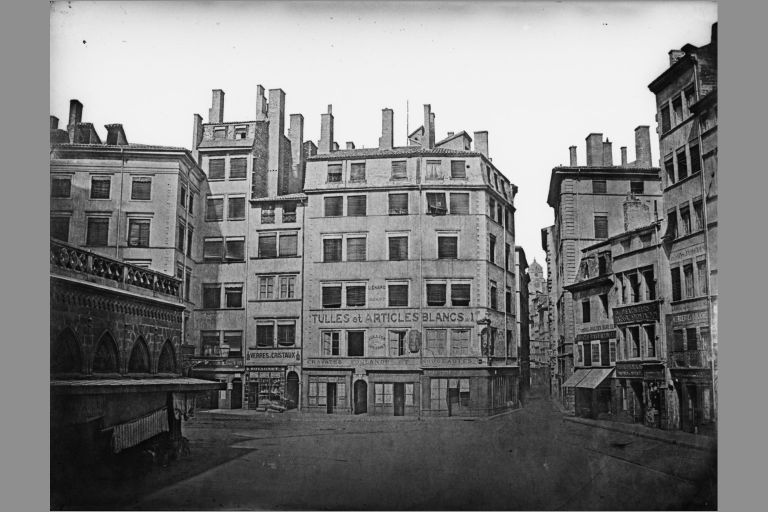 Côté nord de la place de la Fromagerie, par Louis Froissart (?), ca 1860.