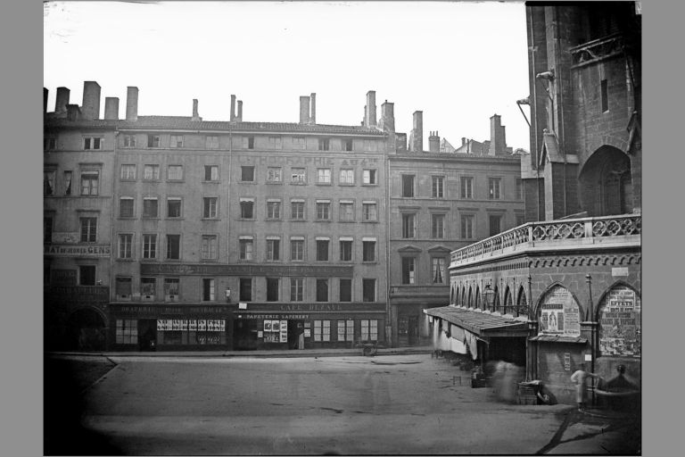 Vue des côtés sud et ouest de la place de la Fromagerie, par Louis Froissart, ca 1860.