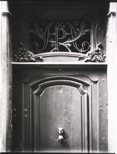 34, rue Mercière. Imposte [tympan de menuiserie], photogr. par Jules Sylvestre, ca 1900.