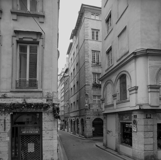 Façade sur la rue Longue de l'ancien immeuble d'angle.
