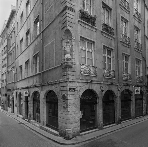 Façades, vue générale des deux premiers niveaux.