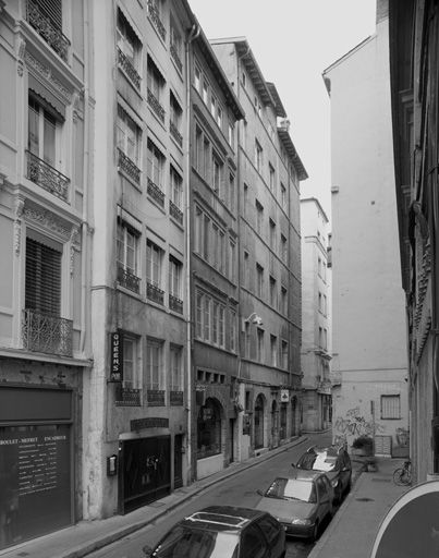 Vue générale de la façade (la première à gauche).