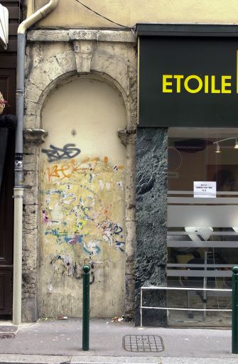 Bâtiments 1, façade sur la rue Longue, ancienne porte de l'allée.