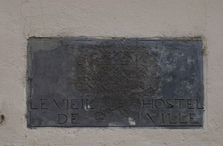 Bâtiment 3-4-5, façade rue de la Fromagerie, détail de l'enseigne au-dessus de la porte de l'allée.