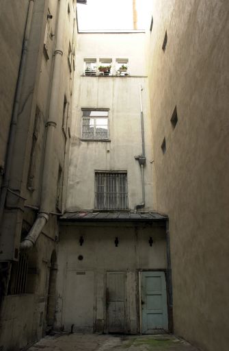 Grande cour I, revers du bâtiment longeant la rue Longue.