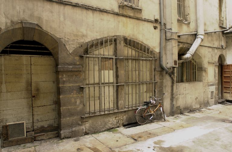 Grande cour I, rez-de-chaussée du bâtiment longeant la rue Pléney, vue en direction du nord.