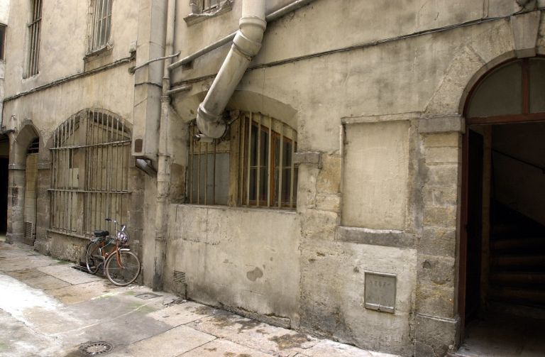 Grande cour I, rez-de-chaussée du bâtiment longeant la rue Pléney, vue en direction du sud depuis la porte du petit escalier en vis.