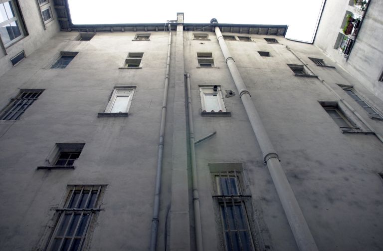 Grande cour I, élévation du bâtiment longeant la rue Pléney.