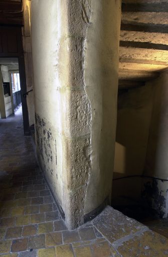 Grand escalier, palier du 2e étage ; en arrière-plan, la cour IV.