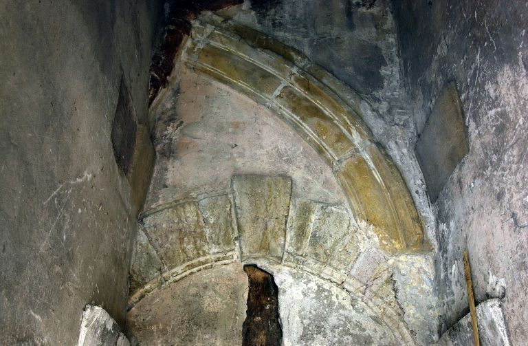 Grande cour I, arc de la porte de l'allée vers la rue Longue recoupant un arc plus ancien.