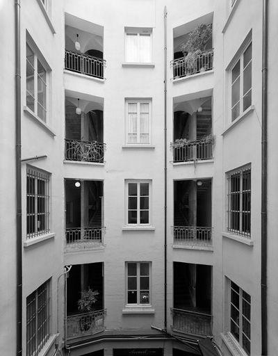 1ère cour, élévation du bâtiment en fond de cour, niveaux 2 à 5.