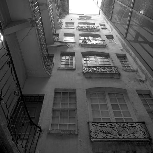 Cour, élévation ouest.