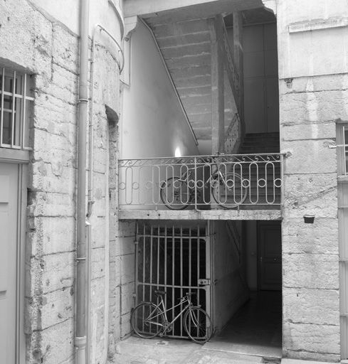 Première cour, partie inférieure de l'escalier du premier corps.