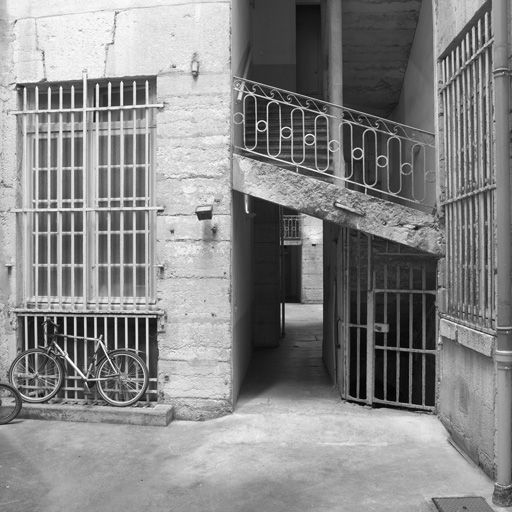 Deuxième cour, deuxième escalier et passage vers la première cour.