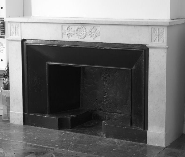 Premier corps de bâtiment, premier étage, cheminée refaite dans le premier tiers du 19e siècle.