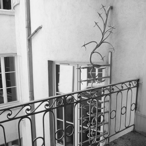 Escalier du premier corps, repos du 3e étage d'escalier, garde-corps et artichaut.