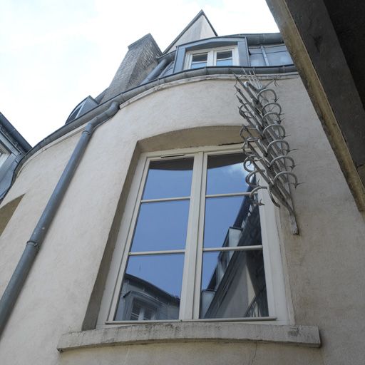 Première cour, dernier étage du corps de liaison sud et artichaut du repos de l'escalier.