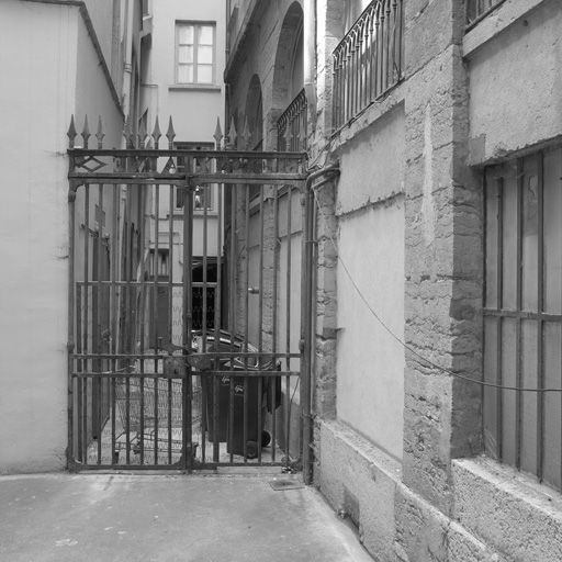 Deuxième cour, portail fermant l'accès à la cour commune du 20, rue Paul-Chenavard.