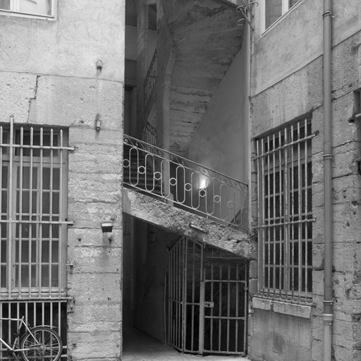 Deuxième escalier vu depuis la deuxième cour.
