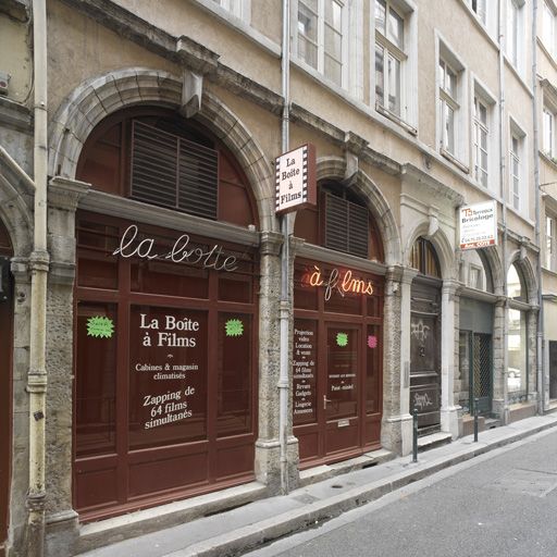 Façade sur rue, rez-de-chaussée vu depuis la gauche.