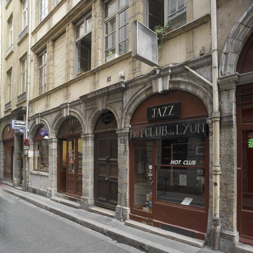 Façade sur rue, rez-de-chaussée vu depuis la droite.