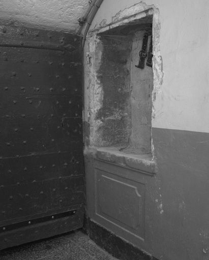 Escalier, palier du rez-de-chaussée, puits.