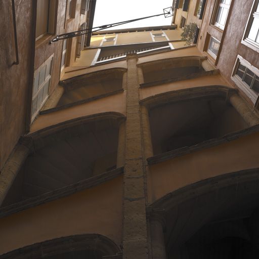 Cour I, vue générale par-dessous de l'escalier.