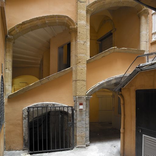 Cour 1, élévation de l'escalier, partie inférieure.