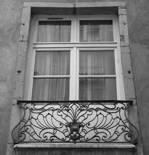 Façade rue Lanterne, 2e niveau, détail la 2e fenêtre.