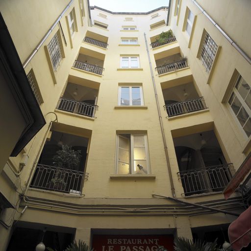 1ère cour, vue du bâtiment en fond de cour avec l'élévation des deux escaliers symétriques.