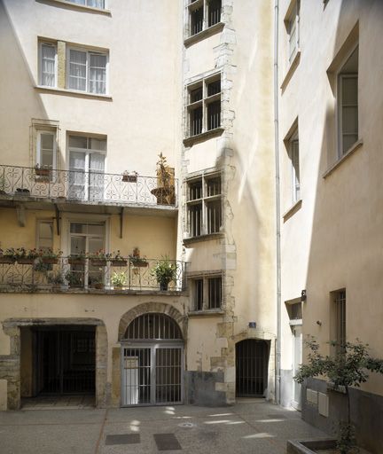 Cour d'entrée I, angle des bâtiments 1 et 2, et tour d'escalier.