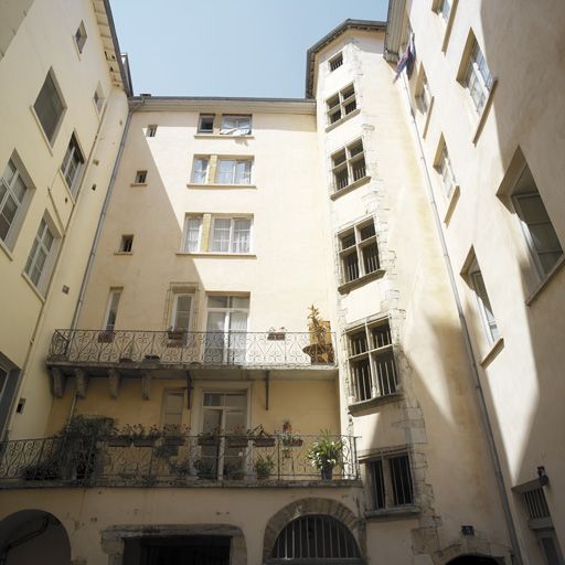 Cour d'entrée I, vue générale du bâtiment 2 et de la tour d'escalier.