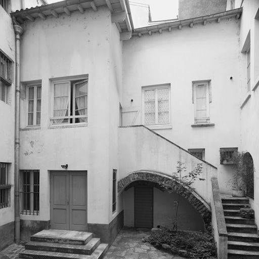 Cour IV, élévation du bâtiment 3 et escalier extérieur.