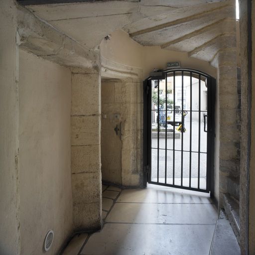 Allée du bâtiment 2 vue vers la cour I et départ de l'escalier.
