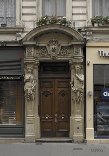 Façade principale, porte.