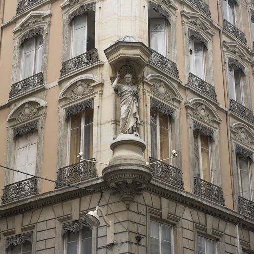 Vue générale de la niche et de la statue de droite, saint Pierre.