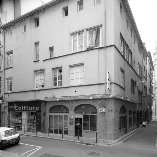 Vue générale des bâtiments 1, à l'angle des rues Pléney (à droite) et Longue.