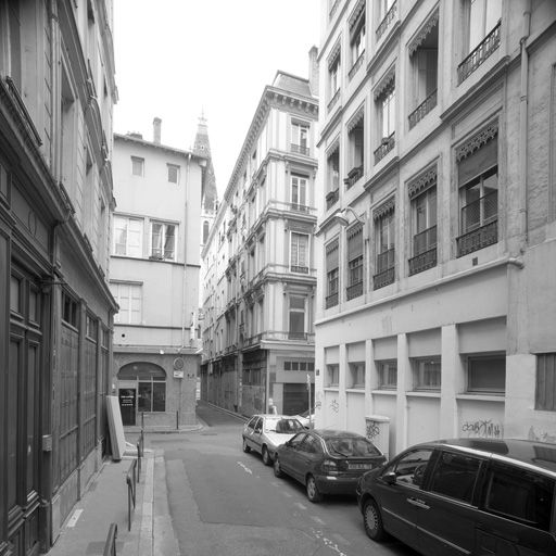 Vue sur l'angle entre la rue Longue et la rue Pléney.