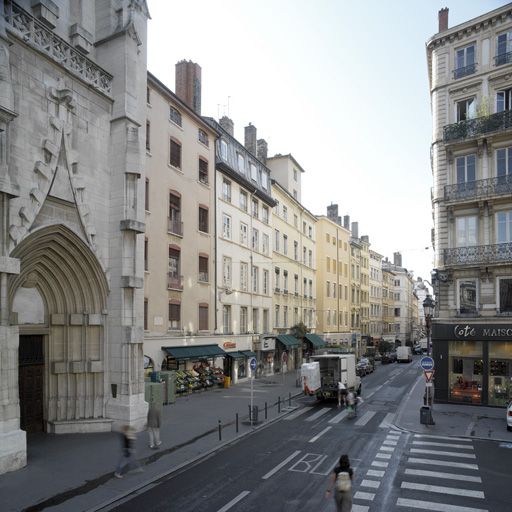 Vue générale de la rue de Brest depuis la place Saint-Nizier.