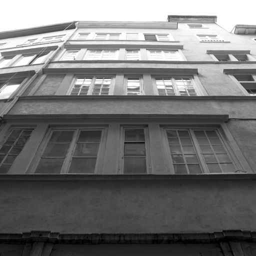 Façade, vue générale par-dessous.