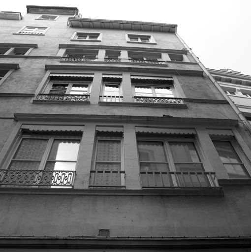 Façade, vue générale par-dessous.