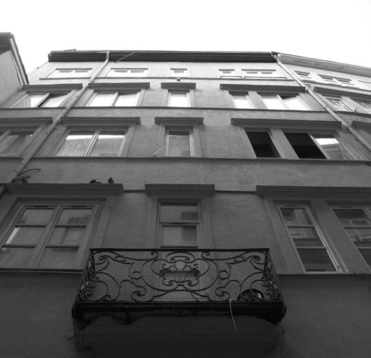 Façade sur la rue du Major-Martin, vue générale par-dessous.