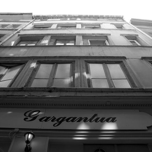 Façade, vue générale par-dessous.