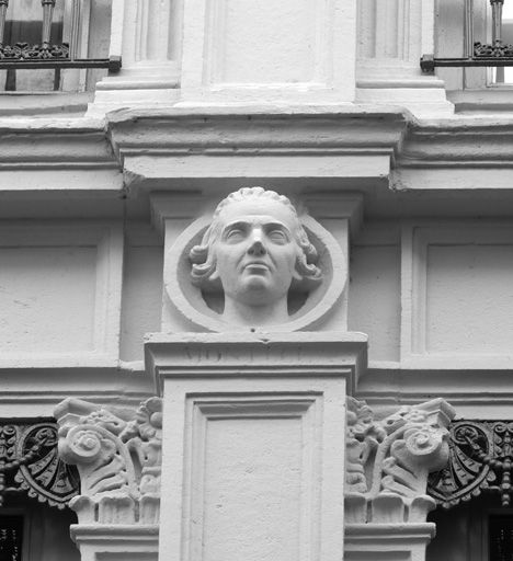 Façade rue Chavanne, 4e niveau, détail du médaillon central représentant Montucla.