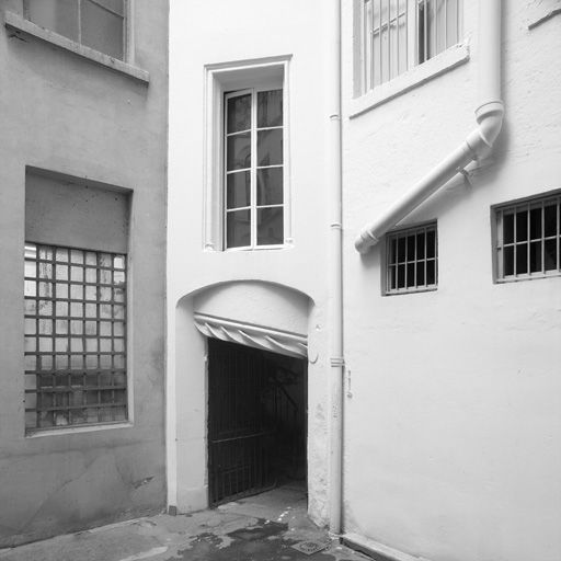 Cage de l'ancien escalier en vis, détail de la partie inférieure vue depuis la cour commune.