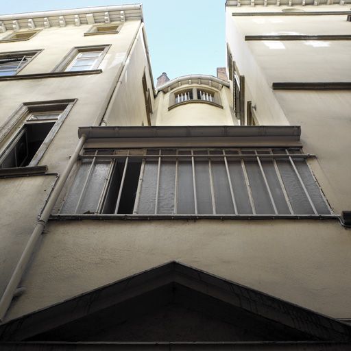 Ancienne maison A la pomme de pin vue depuis la rue Pléney, tour d'escalier au fond de la cour II.