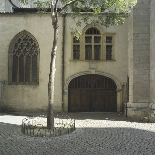 Elévation sud sur le préau de l'ancien cloître, détail d'une chapelle et du porche surmonté d'une sacristie (travées V et VI).